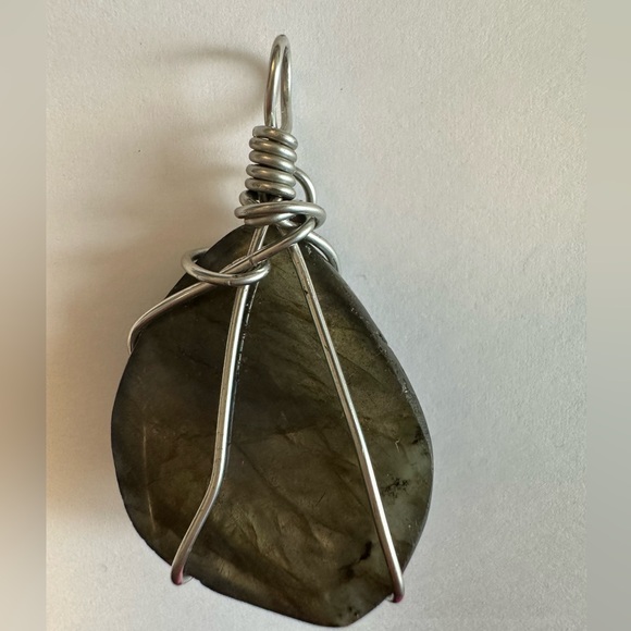 Beautiful LABRADORITE pendant with gorgeous flashing - Picture 9 of 9